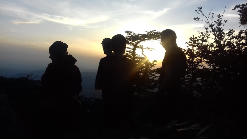Nuit en montagne avec un groupe de jeune